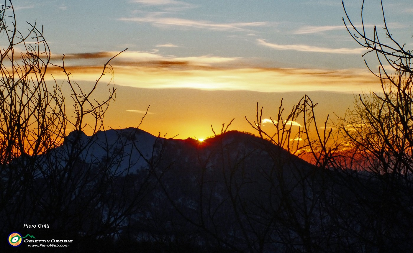93 Tramonta il sole all'orizzonte dietro il Due Mani.JPG